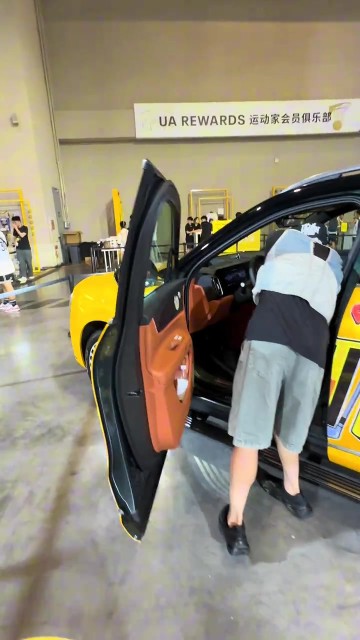 ky体育app-影响力十足！库里中国行现场参观问界汽车 球迷随后排起长队